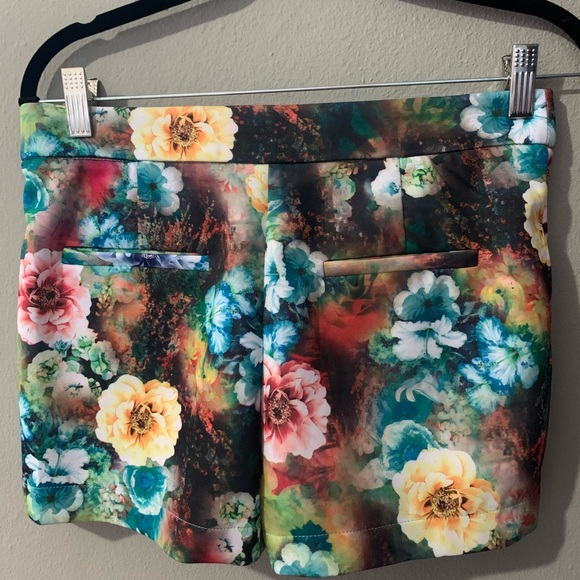 Floral Shorts colorful. Tight Med. - Picture 3 of 4